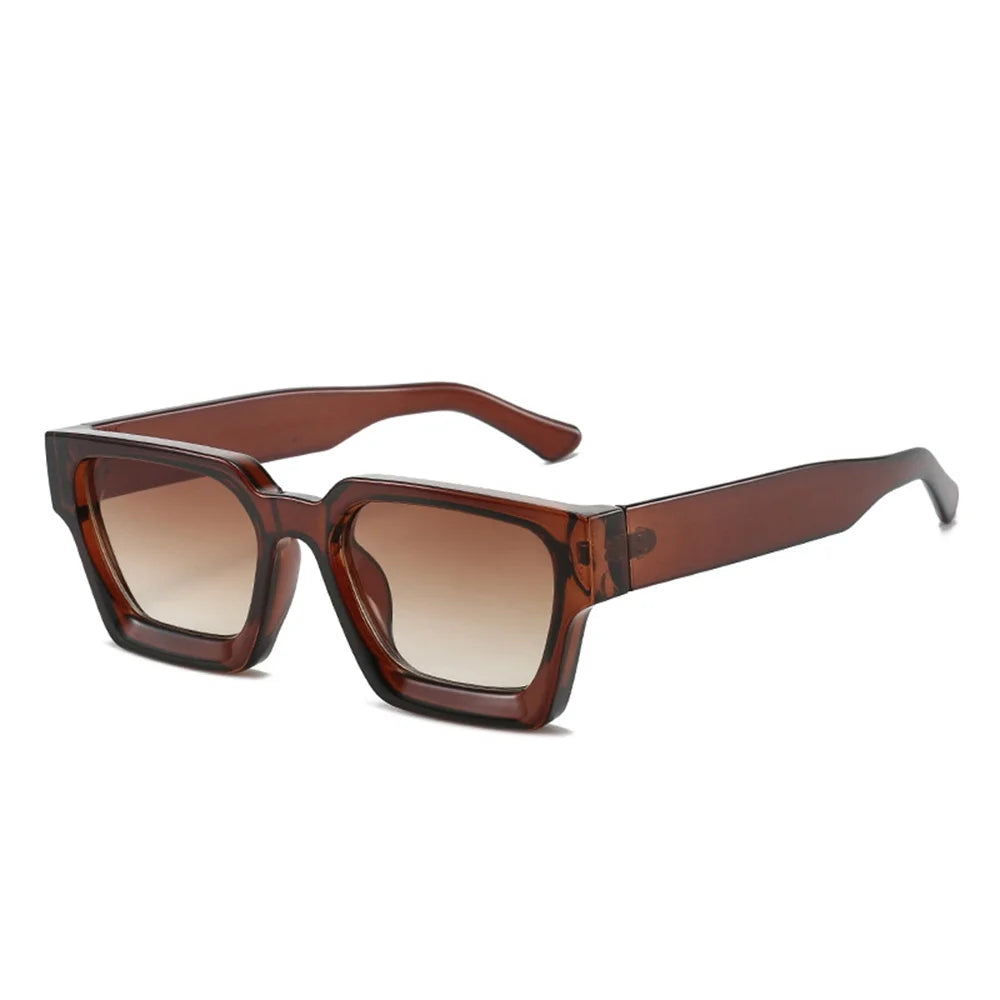 Occhiali da sole con montatura quadrata Fashion Retrò Vintage di PACOSHOP24.COM, con montatura spessa marrone e lenti UV400 sfumate per una protezione elegante, su sfondo bianco.