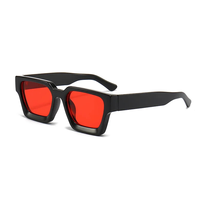 PACOSHOP24.COM Occhiali da sole con montatura quadrata Fashion Retrò Vintage: occhiali neri con spesse montature e lenti rosse UV400, esposti su sfondo bianco.