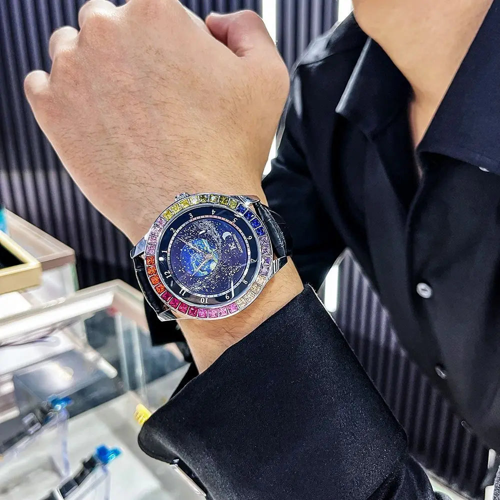Una persona in camicia nera mette in mostra l'Orologio automatico PACOSHOP24.COM uomo cielo stellato Design luminoso, caratterizzato da una lunetta tempestata di gemme e da un quadrante blu a tema stellare, la cui eleganza è sottolineata dall'interno moderno e ben illuminato.
