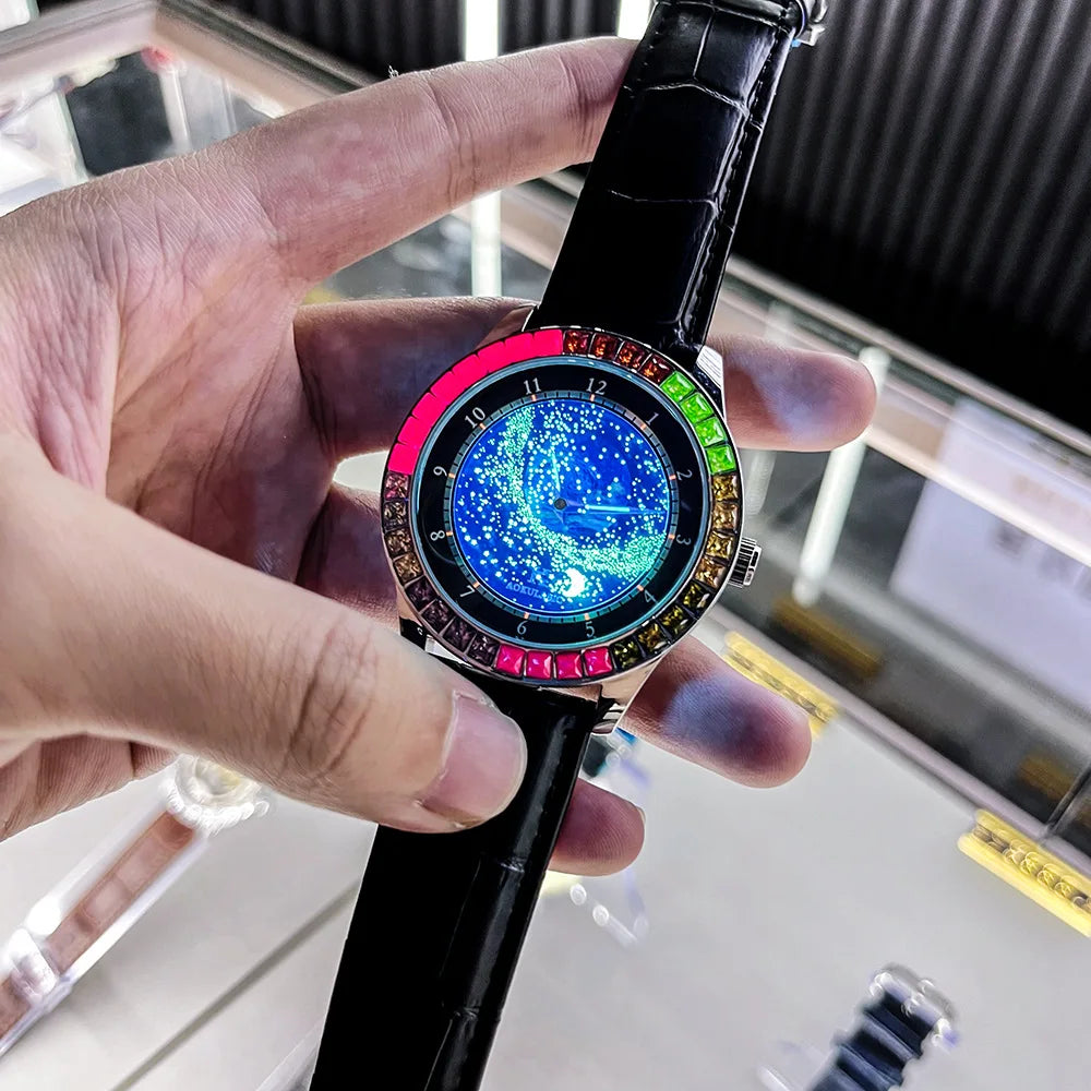 Una mano regge l'Orologio automatico uomo cielo stellato Design luminoso di PACOSHOP24.COM, caratterizzato da un cinturino in pelle nera, una lunetta con gemme incastonate e un display luminoso con un dinamico cielo stellato. Sullo sfondo, vetrine e orologi da uomo sfocati.