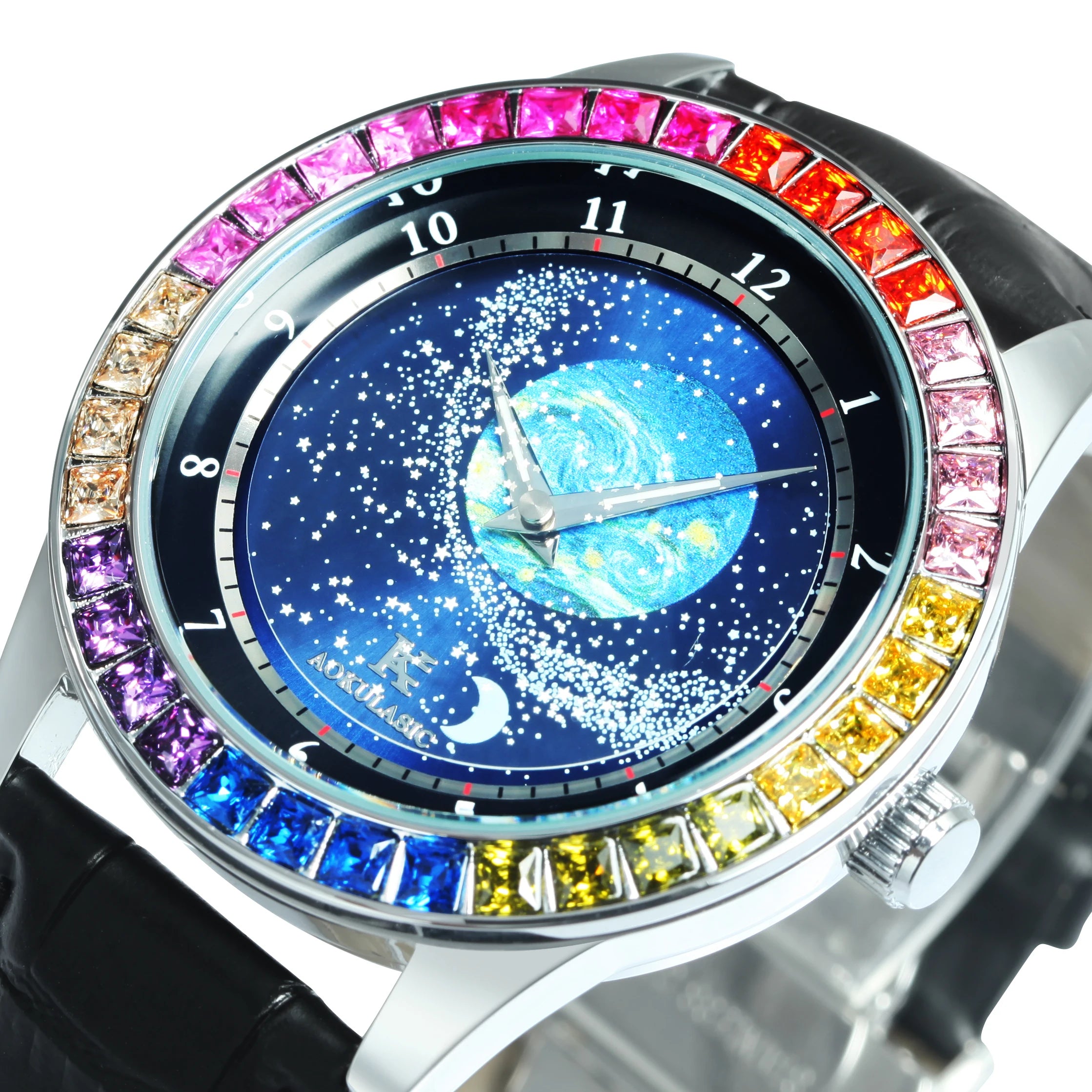 L'Orologio automatico uomo cielo stellato Design luminoso di PACOSHOP24.COM presenta un quadrante a tema galattico con terra blu, stelle bianche, lunetta con gemme a sfumatura arcobaleno, cinturino in pelle nera e cassa argentata.