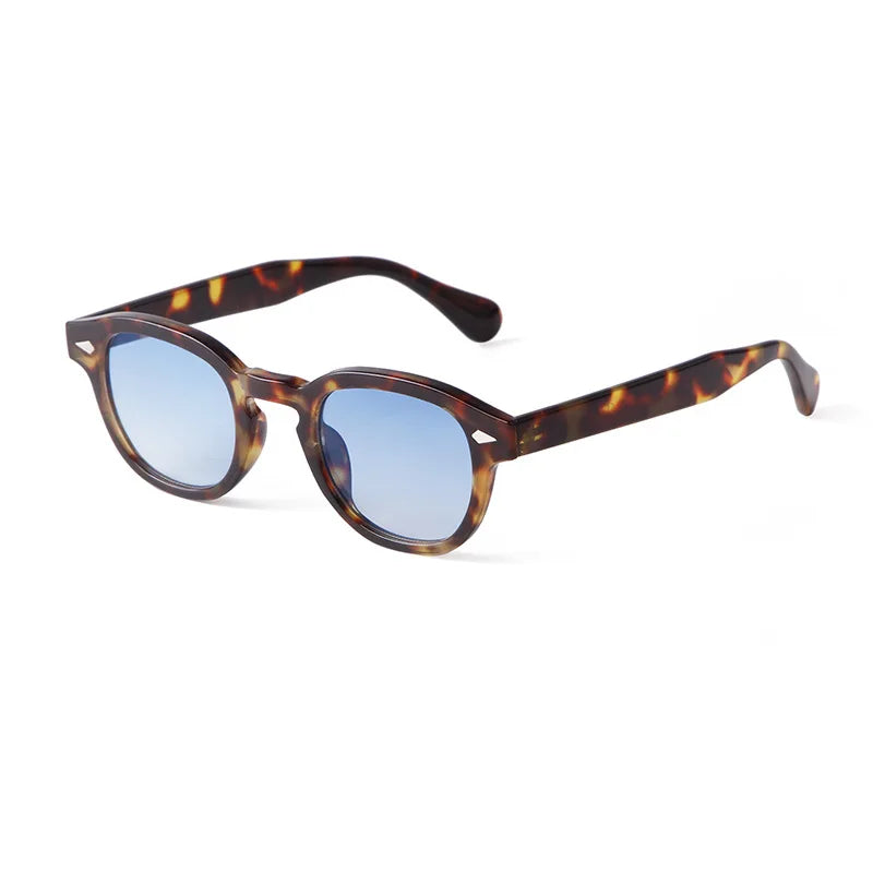 Gli Occhiali da sole vintage fashion retrò rotondi Unisex Policarbonato di PACOSHOP24.COM sono caratterizzati da lenti blu e da una montatura marrone tartarugata, su sfondo bianco.