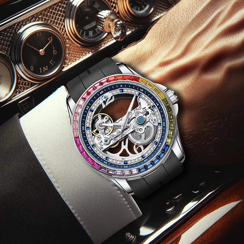 Primo piano di una persona che indossa il PACOSHOP24.COM Orologio Automatico Skeleton Tourbillon Uomo, Movimento Meccanico a Vista in elegante acciaio inox, con il braccio appoggiato sul volante di un'auto d'epoca.