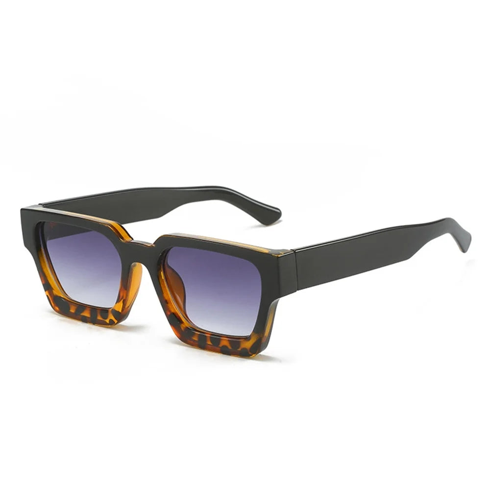 Gli Occhiali da sole con montatura quadrata Fashion Retrò Vintage di PACOSHOP24.COM sono caratterizzati da spesse stanghette nere, montatura quadrata tartarugata, lenti UV400 sfumate e sono raffigurati su sfondo bianco.