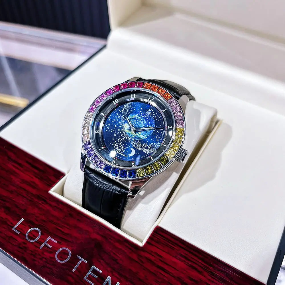 L'Orologio automatico uomo cielo stellato Design luminoso di PACOSHOP24.COM è dotato di quadrante con cielo stellato, dettaglio luna crescente, lunetta con gemme multicolori, cinturino in pelle nera e viene fornito in una scatola con etichetta LOFOTEN.
