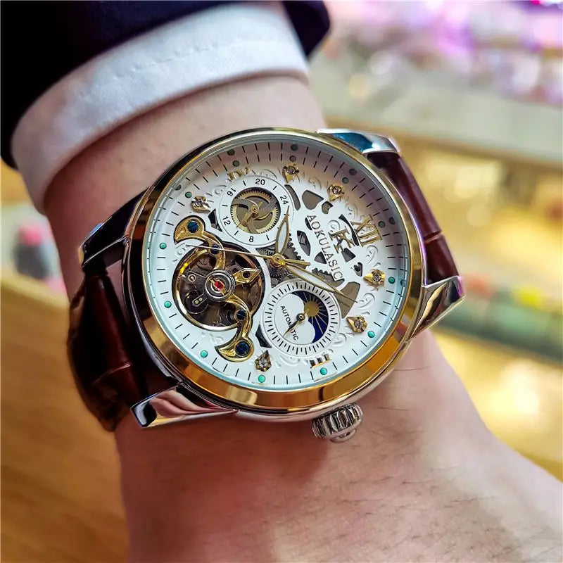 Una persona che indossa un PACOSHOP24.COM orologio automatico uomo con fasi lunari, che mostra l'eleganza di un classico orologio da uomo.