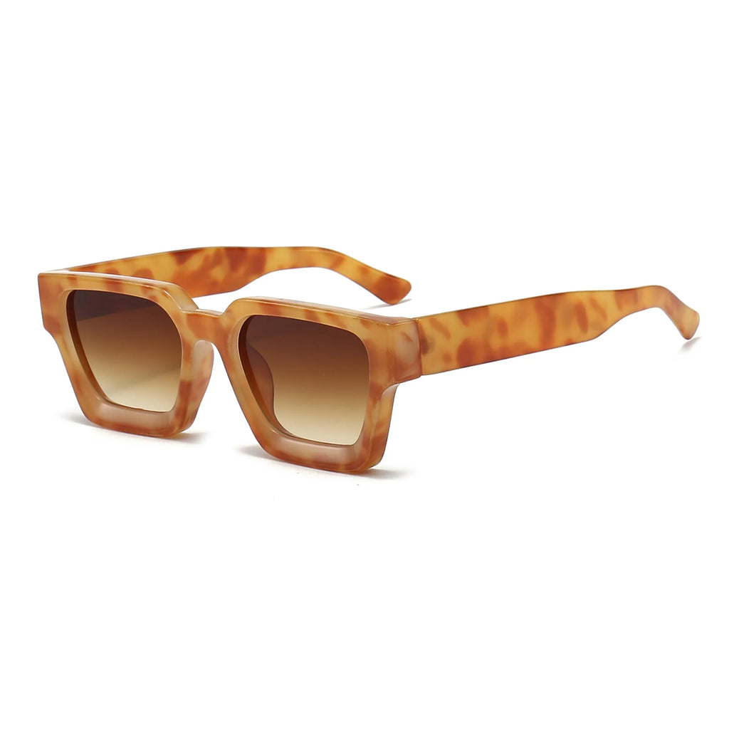 Gli Occhiali da sole con montatura quadrata Fashion Retrò Vintage di PACOSHOP24.COM hanno spesse montature tartarugate marrone chiaro e lenti marrone gradiente UV400 per una protezione solare elegante.