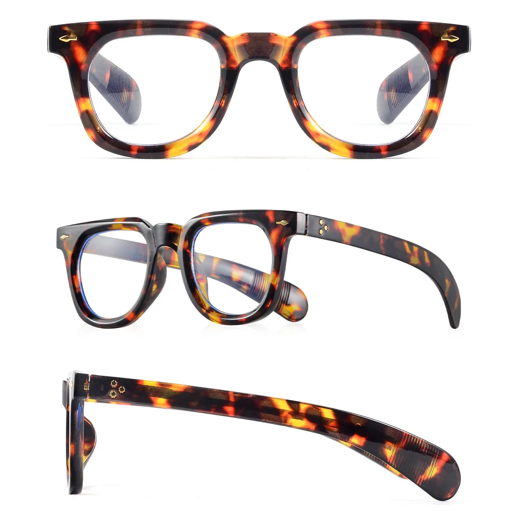 Tre viste di PACOSHOP24.COM Occhiali anti luce blu Unisex wayfarer retrò vintage: frontale, laterale e angolata. Queste montature rettangolari hanno un motivo tartarugato con stanghette spesse e accenti dorati per un look moderno e senza tempo.