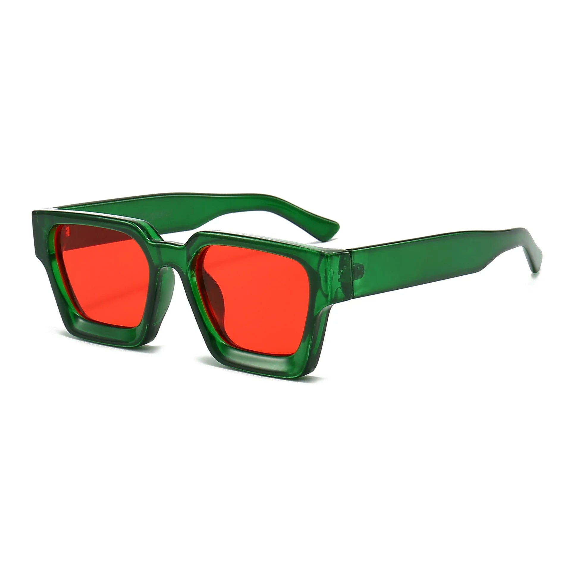 Gli Occhiali da sole con montatura quadrata Fashion Retrò Vintage di PACOSHOP24.COM sono caratterizzati da una spessa montatura verde traslucida e da vistose lenti rosse rettangolari UV400, disposte ad angolo su sfondo bianco.