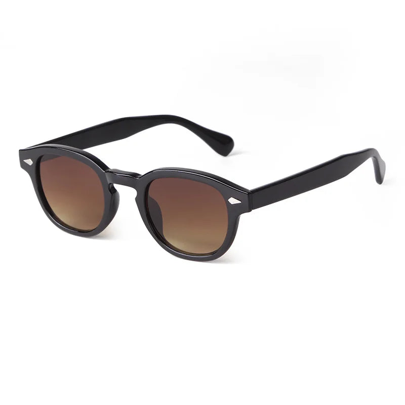 Un paio di Occhiali da sole vintage fashion retrò rotondi Unisex Policarbonato di PACOSHOP24.COM, neri con lenti rotonde e sfumatura marrone, visualizzati su sfondo bianco.