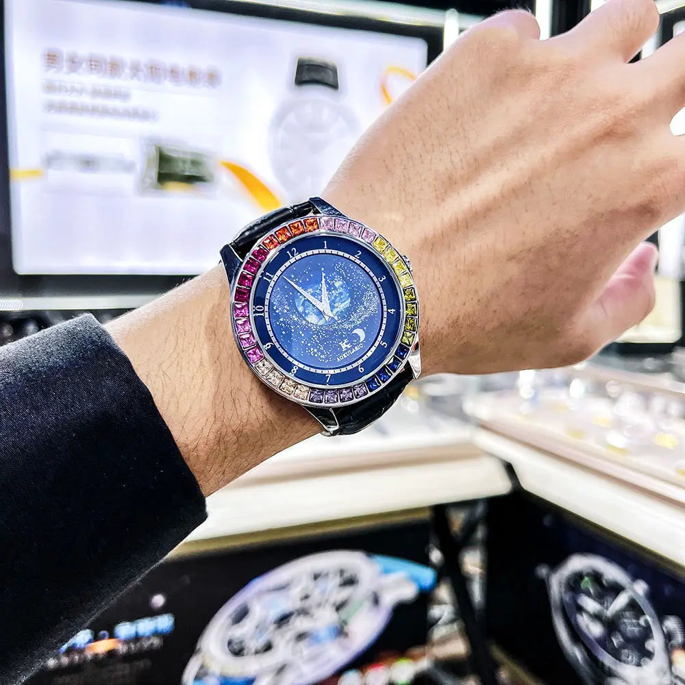 Una persona che indossa un PACOSHOP24.COM Orologio automatico uomo cielo stellato Design luminoso, caratterizzato da un cielo stellato e da una lunetta con gemme multicolori, è esposta in un negozio ben illuminato.
