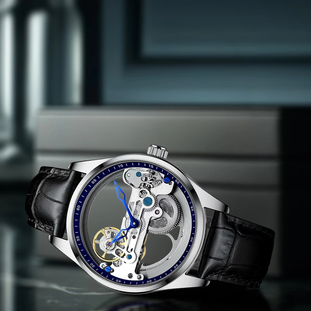 L'Orologio automatico unisex alla moda stile scheletro tourbillon Limited Edition di PACOSHOP24.COM presenta un cinturino in pelle nera, un quadrante trasparente con ingranaggi a vista e lancette blu, visualizzati su una superficie scura con un riquadro sfocato dietro.
