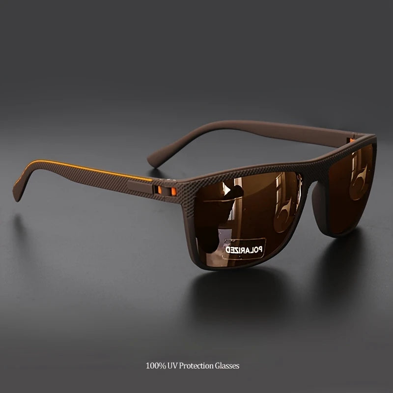Un paio di PACOSHOP24.COM Occhiali da sole unisex polarizzati a specchio sportivi con montatura rettangolare testurizzata marrone scuro e lenti POLARIZZATE, con protezione UV400, mostrati su una superficie scura.