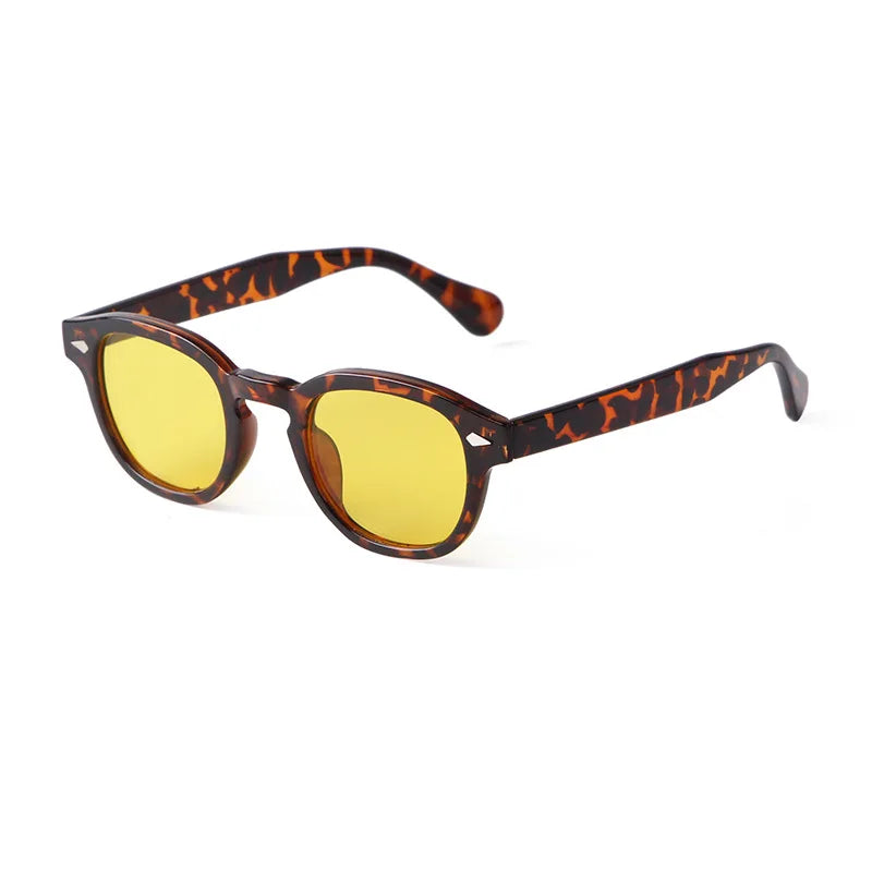 Gli Occhiali da sole vintage fashion retrò rotondi unisex in policarbonato di PACOSHOP24.COM, con lenti gialle, sono perfetti per aggiungere un tocco di stile vintage a qualsiasi look.