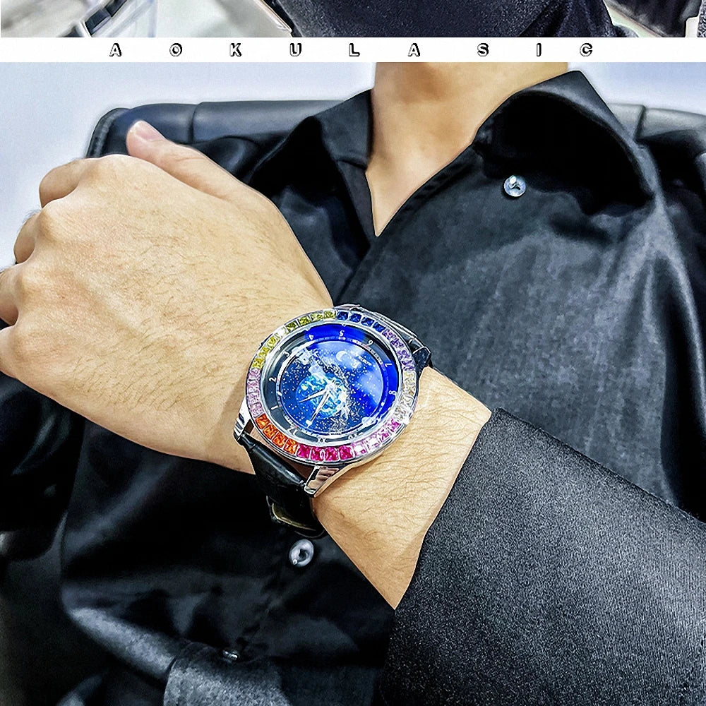 Una persona in camicia nera lucida siede con le braccia incrociate, mostrando un PACOSHOP24.COM Orologio automatico uomo cielo stellato Design luminoso, un orologio da polso con quadrante blu e lunetta con gemme multicolori.