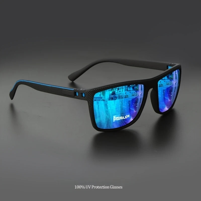 Gli Occhiali da sole unisex polarizzati a specchio sportivi di PACOSHOP24.COM, di forma rettangolare e di colore nero, poggiano su una superficie scura e le loro lenti blu riflettenti riflettono immagini sottili. Sotto, il testo recita 100% protezione UV400 Glasses.