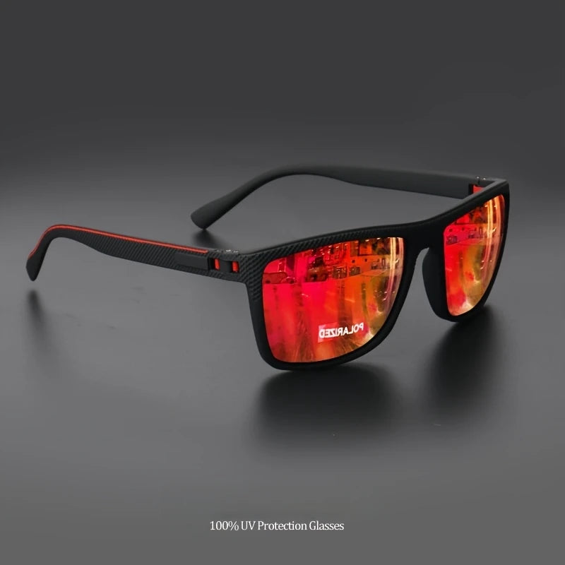 Occhiali da sole unisex polarizzati a specchio sportivi di PACOSHOP24.COM, con montatura rettangolare nera, dettagli rossi e lenti riflettenti rosso-arancio sono mostrati su una superficie scura. Sotto appare la scritta: 100% UV Protection Glasses.