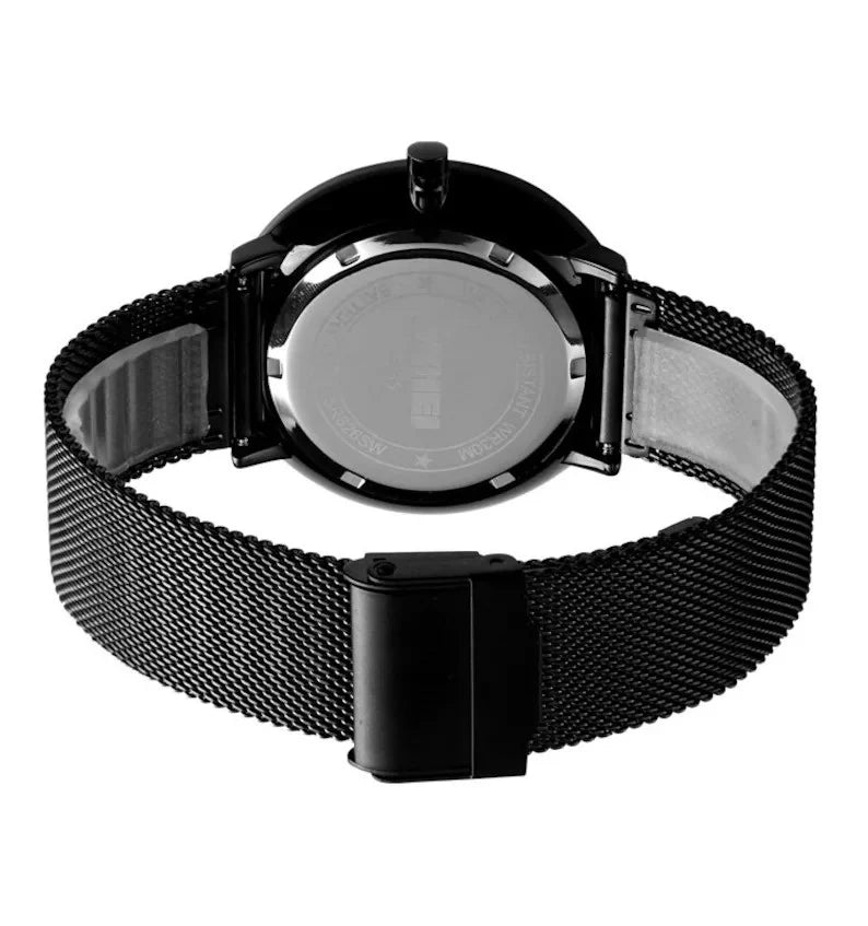 Un primo piano dello Skmei Orologio minimalista ultraleggero ultrasottile nero blu mostra il fondello, il cinturino in maglia metallica nera, la fibbia e la cassa dettagliata dell'orologio.