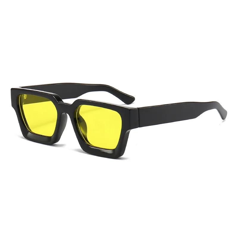 Occhiali da sole Fashion Retrò Vintage neri quadrati di PACOSHOP24.COM con montatura spessa e lenti UV400 giallo brillante, visualizzati ad angolo su sfondo bianco.