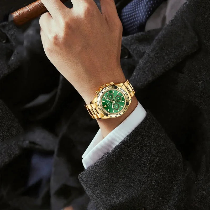 Una persona in giacca e cravatta scura tiene in mano un sigaro, sfoggiando al polso sinistro un PACOSHOP24.COM orologio automatico uomo cronografo lunetta ceramica vetro zaffiro con quadrante verde e molteplici contatori.