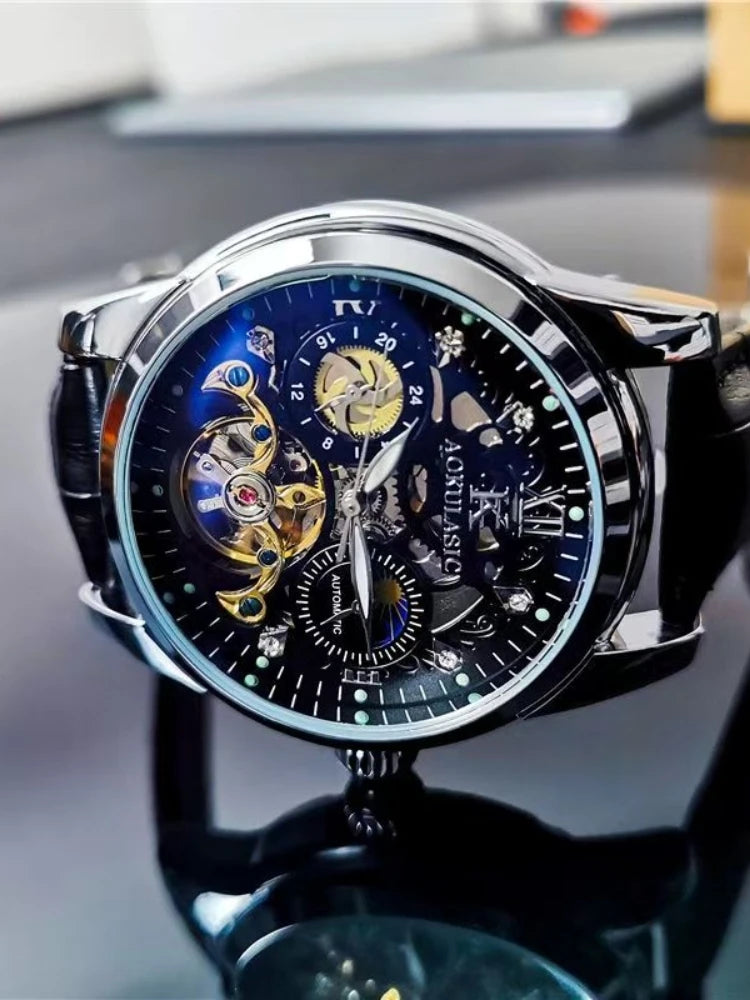 Primo piano dell'Orologio automatico uomo con fasi lunari di PACOSHOP24.COM, con cinturino in pelle nera, movimento meccanico a vista, numeri romani e ingranaggi intricati su una superficie riflettente.