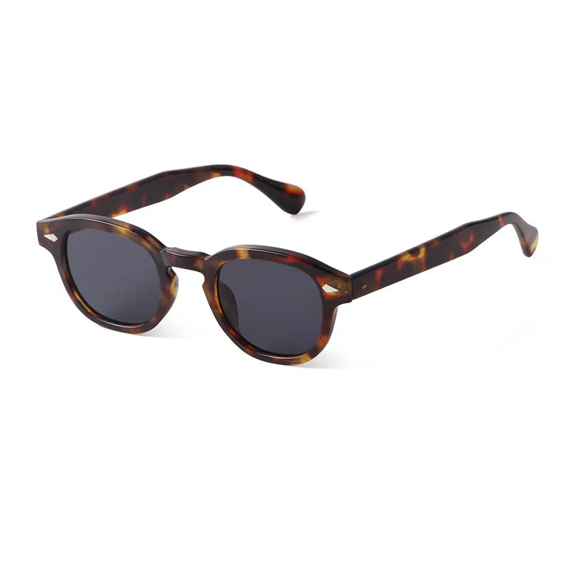 PACOSHOP24.COM Occhiali da sole vintage fashion retrò rotondi Unisex in policarbonato, con lenti scure e montatura effetto tartarugato marrone, mostrati su sfondo bianco.