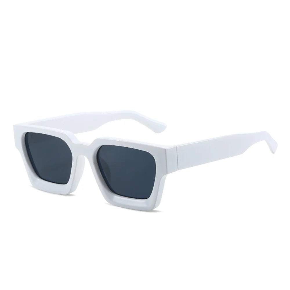 Gli Occhiali da sole con montatura quadrata Fashion Retrò Vintage di PACOSHOP24.COM sono caratterizzati da una spessa montatura bianca e da lenti UV400, esposte in posizione obliqua su uno sfondo bianco.