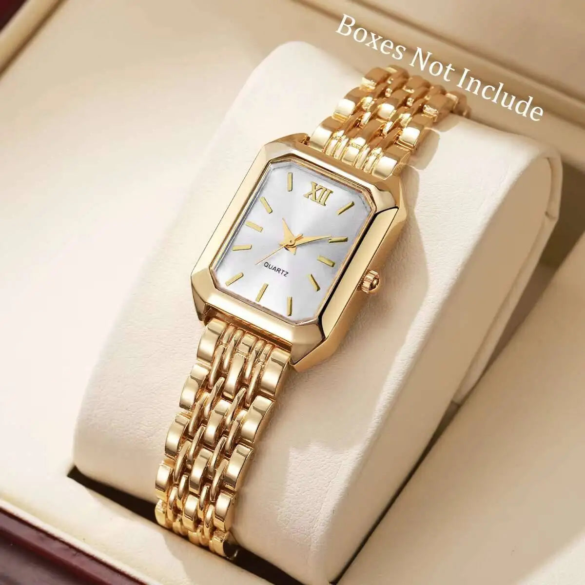 L'orologio PACOSHOP24.COM Orologio al quarzo donna rettangolare alla moda & Fashion ha cassa in oro, quadrante bianco, numero romano XII e indici in oro. Mostrato su un cuscino color crema in una scatola. Testo: Scatola non inclusa.