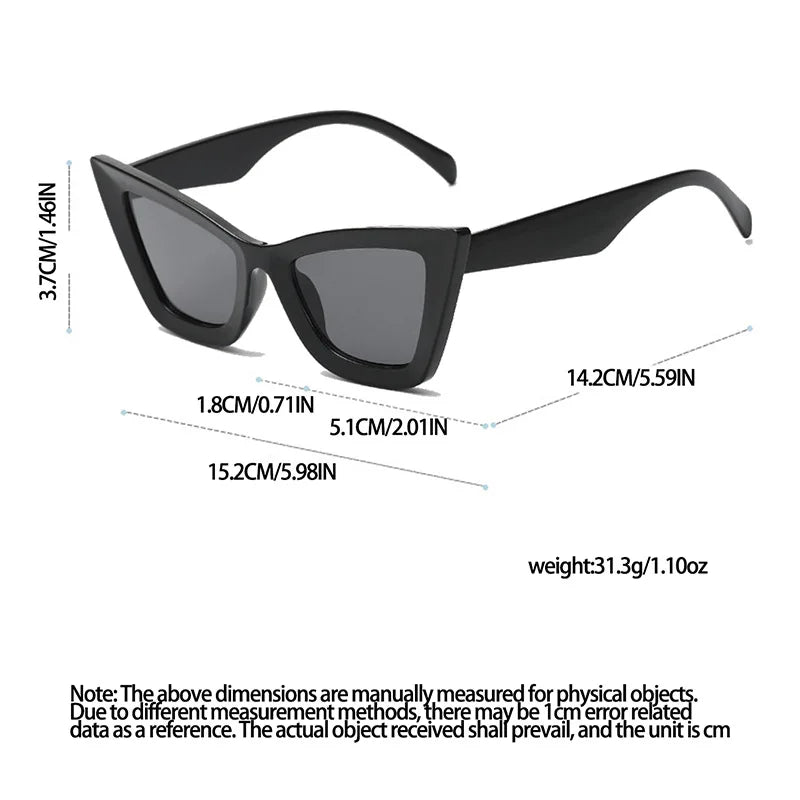 Gli Occhiali da Sole PACOSHOP24.COM Donna Occhi di Gatto - Fashion Style sono di colore nero con lenti scure, mostrati ad angolo con larghezza, altezza e dimensioni delle lenti indicate in cm. Nota: sono possibili lievi errori di misurazione.