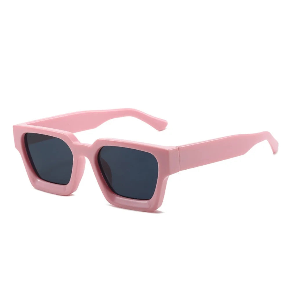 Gli Occhiali da sole con montatura quadrata Fashion Retrò Vintage di PACOSHOP24.COM sono caratterizzati da una spessa montatura rosa chiaro e da lenti scure UV400, presentate su uno sfondo bianco.