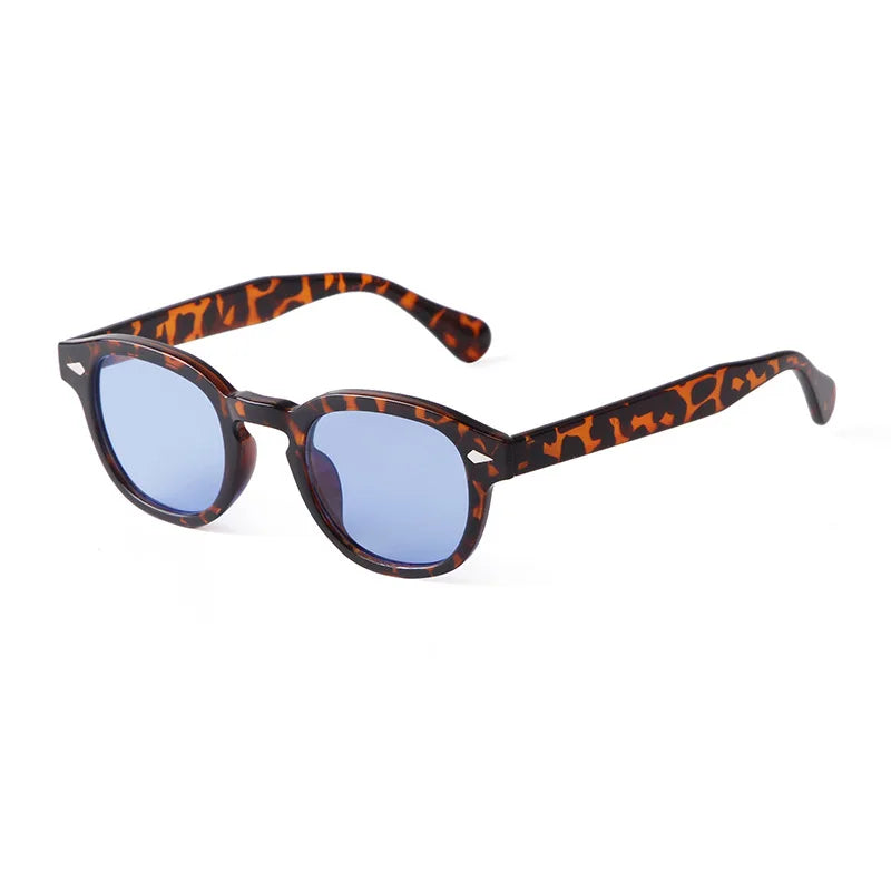 I PACOSHOP24.COM Occhiali da sole vintage fashion retrò rotondi Unisex in policarbonato hanno un motivo tartarugato, lenti tonde colorate di blu e montatura spessa, su sfondo bianco.