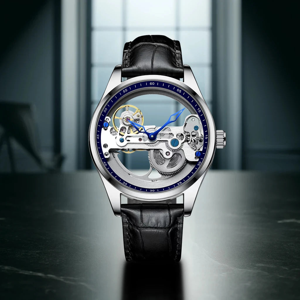 L'Orologio automatico unisex alla moda stile scheletro tourbillon Limited edition di PACOSHOP24.COM, caratterizzato da un cinturino in pelle nera e da ingranaggi a vista con lancette blu, è esposto in posizione verticale su una superficie scura con una finestra e un mobile sfocati alle spalle.