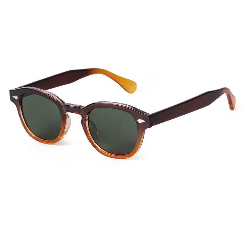 Gli Occhiali da sole vintage fashion retrò rotondi Unisex Policarbonato di PACOSHOP24.COM sono caratterizzati da lenti tonde verde scuro, montatura sfumata marrone-ambra, stanghette spesse e sottili accenti argentati vicino alle cerniere.