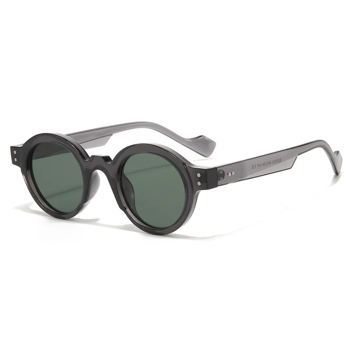 Gli Occhiali da Sole Rotondi punk Retrò UV400 per uomo e donna presentano lenti verde scuro, montatura nera spessa e aste leggermente curve, esposte su sfondo bianco.
