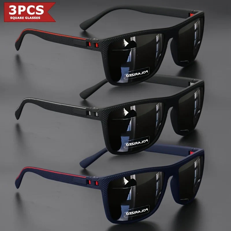 Tre paia di PACOSHOP24.COM Occhiali da sole unisex polarizzati a specchio sportivi, con montatura quadrata nera, grigio scuro e blu scuro con lenti nere e aste rosse, sono impilati sotto un'etichetta 3PCS; tutti con protezione UV400.
