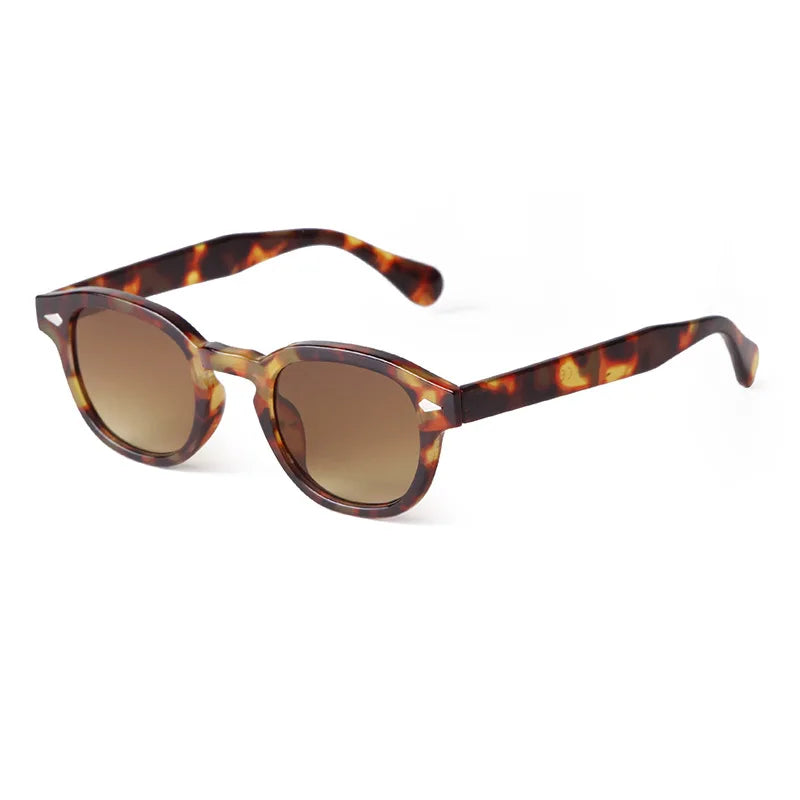 Gli occhiali da sole vintage fashion retrò rotondi Unisex di PACOSHOP24.COM presentano lenti brown sfumate e una montatura in policarbonato con motivo tartarugato per un look classico e intramontabile.