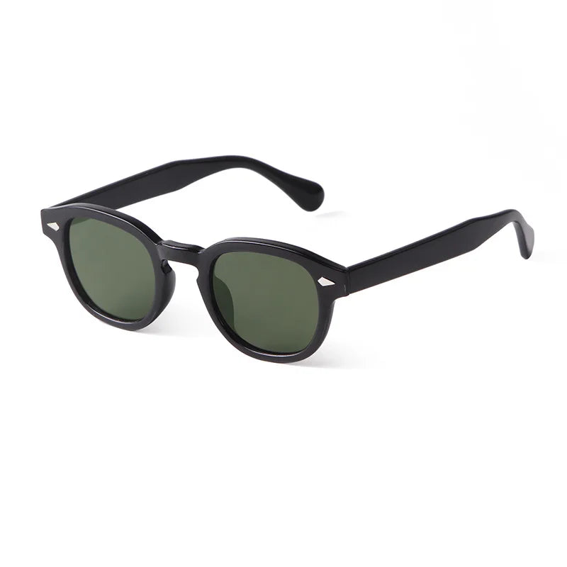 Un paio di PACOSHOP24.COM Occhiali da sole vintage fashion retrò rotondi Unisex in nero con lenti verde scuro, realizzati in policarbonato, visualizzati su sfondo bianco.