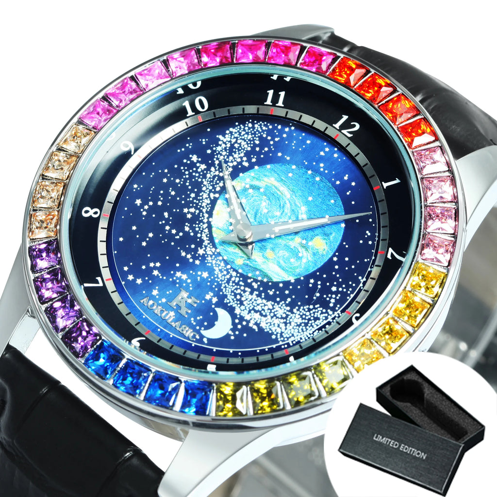 L'Orologio automatico uomo cielo stellato Design luminoso di PACOSHOP24.COM presenta un motivo di cielo stellato e terra con gemme quadrate multicolori, un cinturino nero ed è presentato accanto a una scatola nera aperta in edizione limitata.