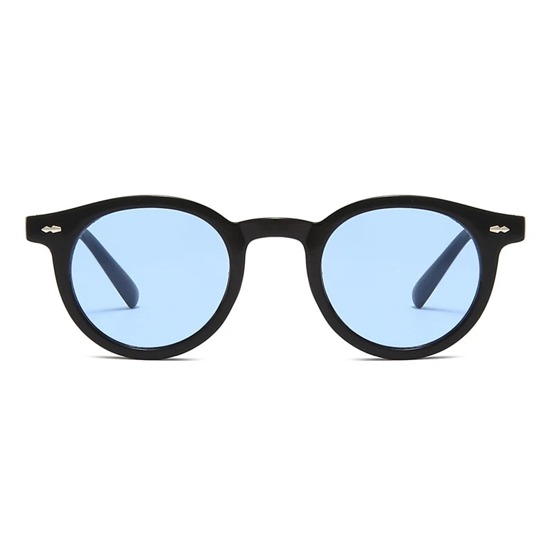 Gli Occhiali da Sole Unisex stile Ovale moda di PACOSHOP24.COM sono occhiali da sole tondi di colore nero con lenti UV400 blu, montatura spessa e dettaglio argentato sulle cerniere. Un accessorio unisex elegante e protettivo.
