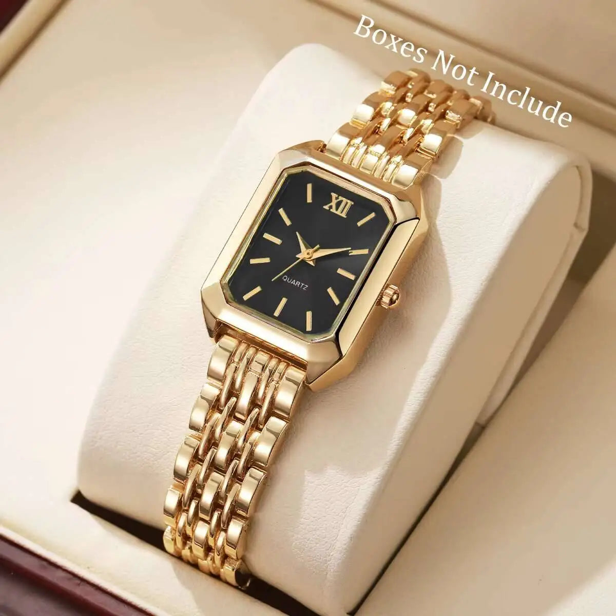 Elegante orologio d'oro al quarzo donna rettangolare di PACOSHOP24.COM, con quadrante nero con numero romano XII e fascia d'oro collegata, su cuscino bianco. Testo: Scatole non incluse.