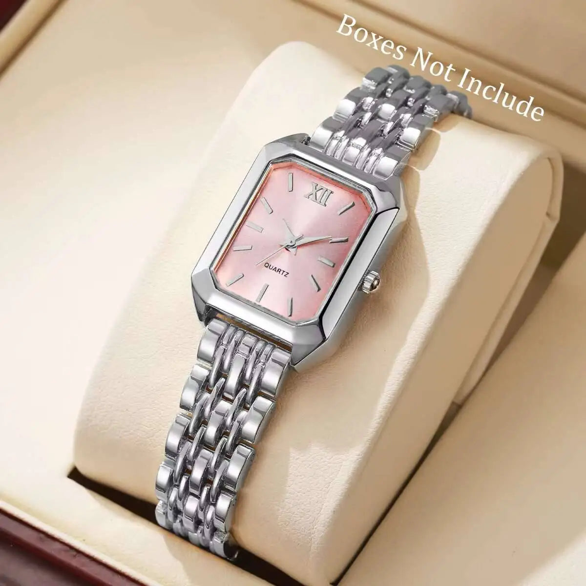 L'Orologio al quarzo donna rettangolare alla moda & Fashion di PACOSHOP24.COM è caratterizzato da una fascia a maglie in metallo argentato e da un quadrante ottagonale rosa con numero romano XII. Mostrato su un cuscino color crema. Testo: Scatole non incluse. Precisione al quarzo per ogni occasione.