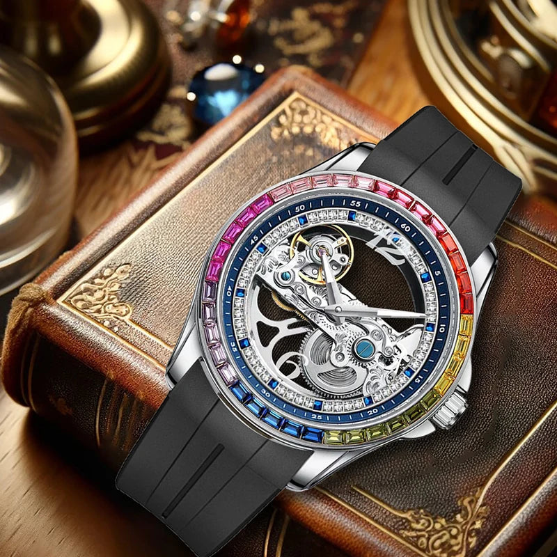 L'Orologio Automatico Skeleton Tourbillon Uomo di PACOSHOP24.COM presenta un quadrante trasparente che mostra il suo movimento meccanico, una lunetta ornata di gemme multicolori e un elegante cinturino in caucciù nero.