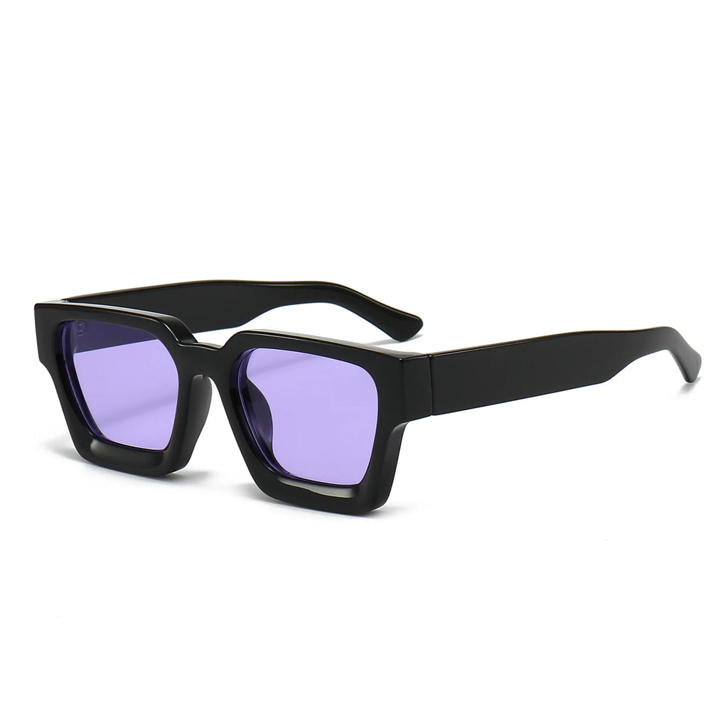 Gli Occhiali da sole con montatura quadrata Fashion Retrò Vintage di PACOSHOP24.COM presentano una spessa montatura nera e lenti viola UV400, esposte di sbieco su sfondo bianco.
