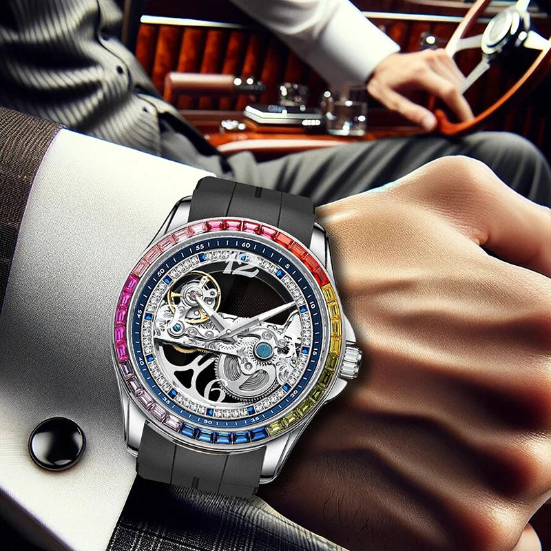 Una persona in giacca e cravatta siede in un'auto d'epoca, mostrando l'Orologio Automatico Skeleton Tourbillon Uomo di PACOSHOP24.COM con lunetta colorata, cinturino nero ed elegante design in acciaio inossidabile mentre tiene il volante.