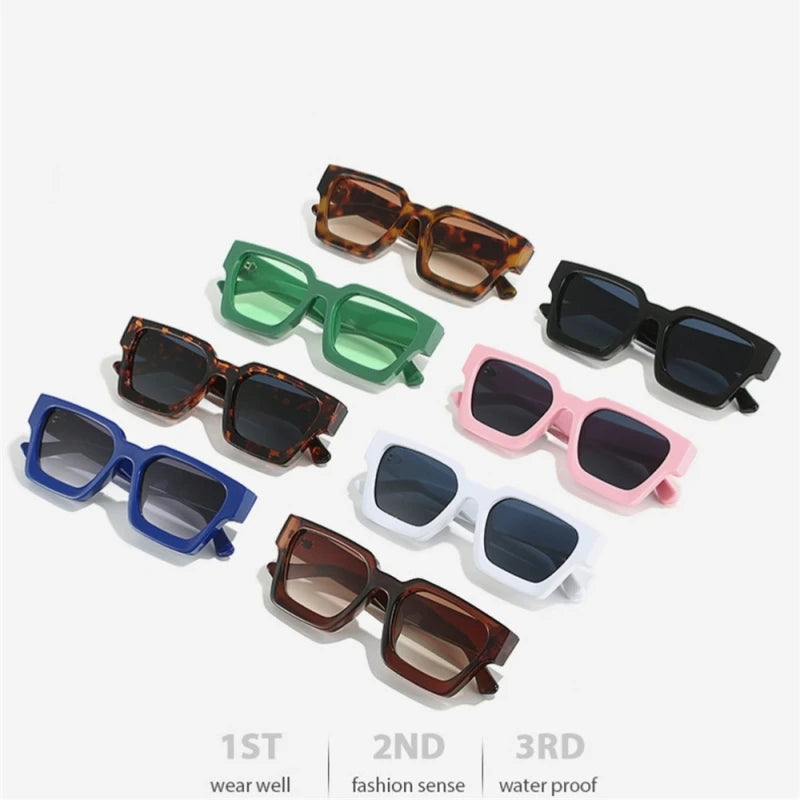Otto paia di PACOSHOP24.COM Occhiali da sole con montatura quadrata Fashion Retrò Vintage in blu, tartaruga, verde, nero, rosa e bianco sono esposti su una superficie bianca. Lenti protezione UV400 e stile retrò alla moda.