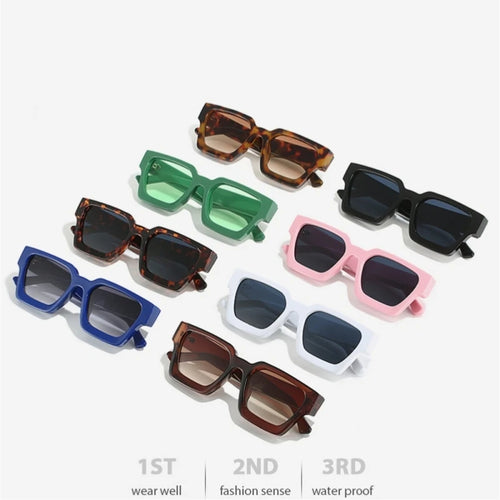 Otto paia di PACOSHOP24.COM Occhiali da sole con montatura quadrata Fashion Retrò Vintage in blu, tartaruga, verde, nero, rosa e bianco sono esposti su una superficie bianca. Lenti protezione UV400 e stile retrò alla moda.