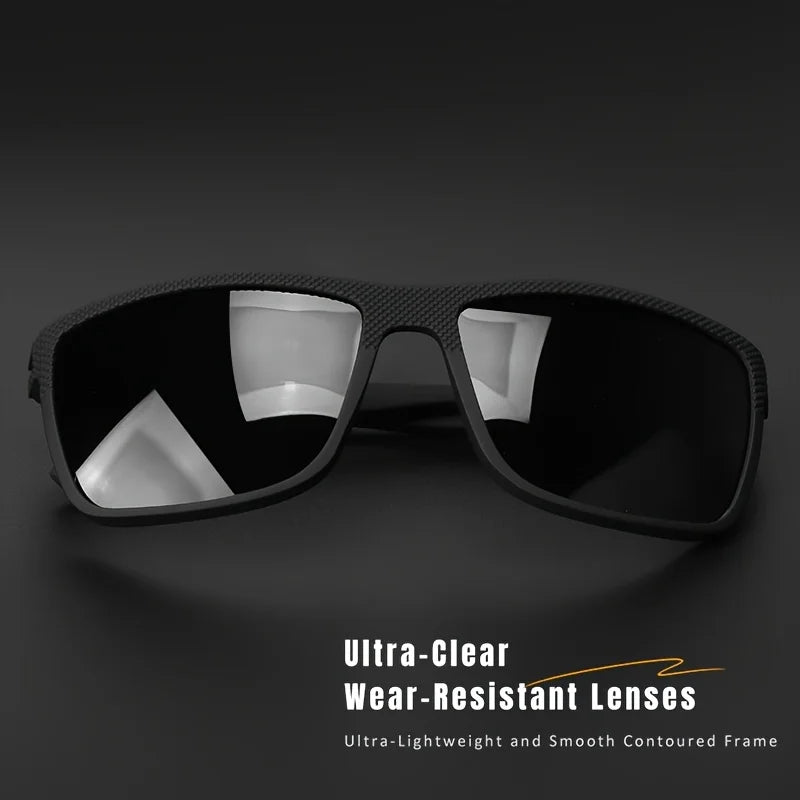 Un paio di Occhiali da sole unisex polarizzati a specchio sportivi di PACOSHOP24.COM, di colore nero e rettangolari, con lenti ultra chiare e resistenti all'usura e protezione UV400, è esposto su una superficie scura. I riflessi appaiono sulle lenti. Montatura ultraleggera.