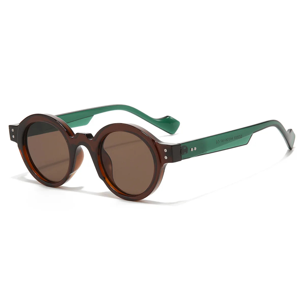 Gli Occhiali da Sole Rotondi punk Retrò UV400 di PACOSHOP24.COM sono caratterizzati da montatura rotonda marrone, lenti marrone scuro e stanghette verdi per un classico look retrò, su sfondo bianco.