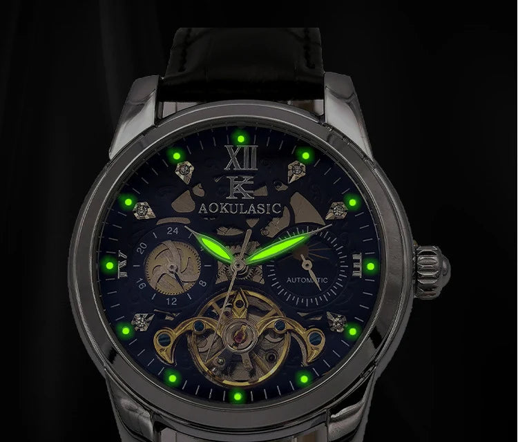 Primo piano di un PACOSHOP24.COM Orologio automatico scheletrato uomo Tourbillon Design in argento con cinturino in pelle nera, indici e lancette verdi incandescenti, ingranaggi visibili e contatori multipli su sfondo scuro.