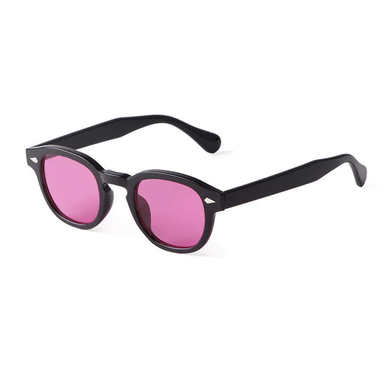 Un paio di PACOSHOP24.COM Occhiali da sole vintage fashion retrò rotondi Unisex in policarbonato, nero con lenti rosa, è mostrato su sfondo bianco.